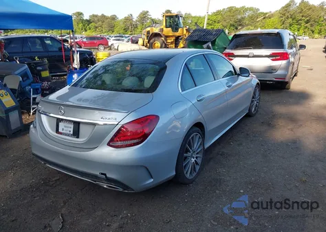 2015 Mercedes-Benz C 300 4Matic/Luxury 4Matic/Sport 4Matic z USA, uszkodzony, nr VIN 55SWF4KB8FU089243